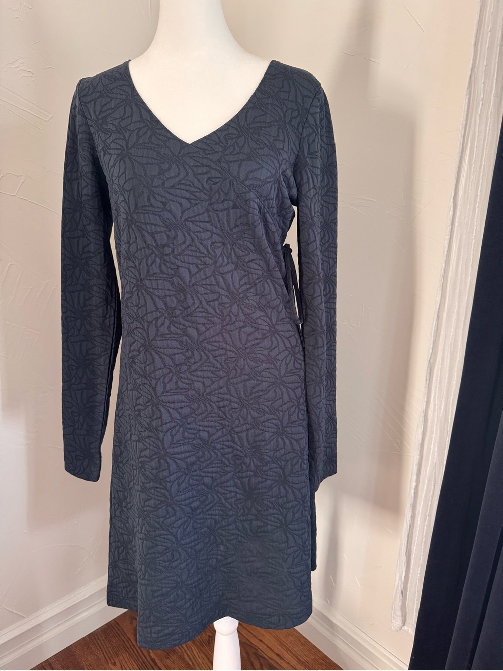 sahalie Navy V-Neck Long Sleeve Textured Leaf Dress